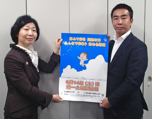 写真左から 男女共同参画局小林推進課長と日建協植村議長