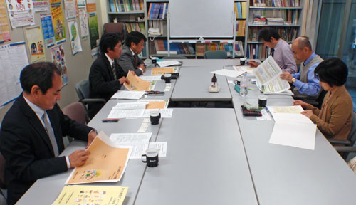 右 手前より:金属労協政策企画局 諏訪局部長、井上局長、浅井局次長 左 手前より:日建協政策企画局 登藤局次長、佐藤局長、角局次長