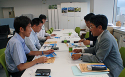 意見交換会の様子 左側手前より高速労東日本 丸山中央執行副委員長、外門書記長、大谷書記次長 右側:日建協