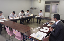 近畿地方整備局(写真左側)と日建協(写真右側)