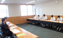 四国地方整備局(写真奥側)と 日建協(写真手前側)