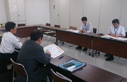 北海道開発局(写真奥側)と 日建協(写真手前側)