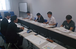 北陸地方整備局(写真奥側)と 日建協(写真手前側)