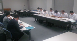 関東地方整備局(写真奥側)と 日建協(写真手前側)