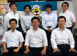 後列左から 本郷副委員長、和泉制度・福祉対策部長、大町組織部長、岡田副委員長 前列左から 平澤書記長、阿部委員長、根本副委員長