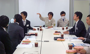 工事について説明する奥田工事所長 (写真中央)