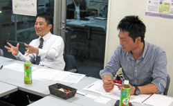 日刊建設通信新聞社 竹本記者(左) 赤島記者(右)